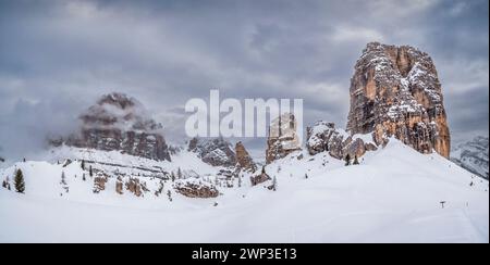 Cette image hivernale est celle des tours Cinque Torri, des rochers Dolomites géants situés près de la station balnéaire alpine de Cortina d' Ampezzo Banque D'Images