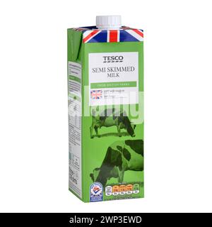 Carton de marque Tesco long Life UHT semi-écrémé lait isolé sur fond blanc Banque D'Images