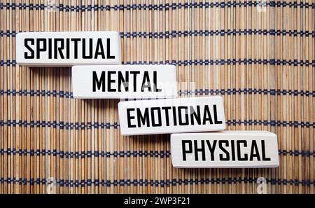 Mots physiques, émotionnels, mentaux et spirituels écrits sur des blocs de bois. Gérez votre énergie Banque D'Images