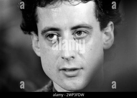 Londres, Angleterre 24 février 1983. Portrait de Peter Tatchell le militant pour les droits gais cherche à être élu au Bermondsey par l'élection South London au Parti travailliste en tant que député. HOMER SYKES des années 1980 Banque D'Images