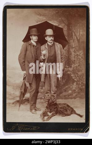 Jan Poletyk et Franciszek Ksawery Drucki -Lubecki - un portrait en Atelier, avec un chien ; Biz ski, Stanis Aw (1846-1890) ; vers 1885 (1880-00-00-1890-00-00);Drucki-Lubecki, Franciszek Ksawery (1861-1926), Drucki-Lubecki, Franciszek Ksawery (1861-1926)-iconographie, Poletyło, Jan (1859-1918), Poletyło, Jan (1859-1918)-iconographie, Przewłocki, Janusz (Janusz ( 1927-2007) - collection, portraits, doubles portraits, chiens, achat (provenance) Banque D'Images