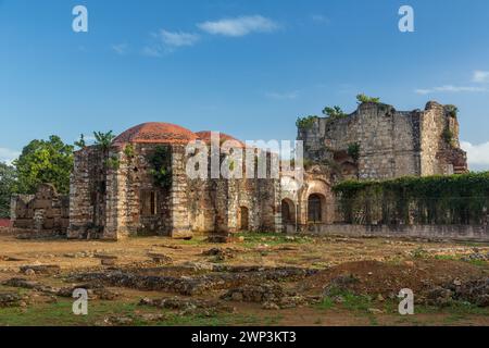 Ruines du monastère de San Francisco dans la ville coloniale de Santo Domingo, République dominicaine. Construit de 1508 à 1560 A.D. le premier monastère Banque D'Images