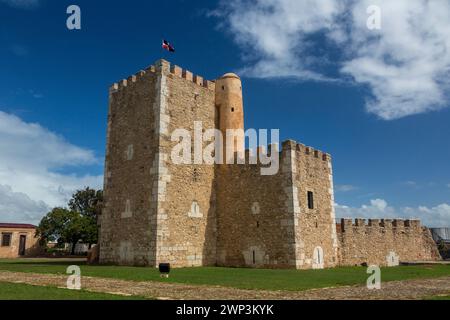 La forteresse d'Ozama, ou Fortaleza Ozama, dans la ville coloniale de Saint-Domingue, République dominicaine. Achevé en 1505 après J.-C., il fut le premier européen Banque D'Images