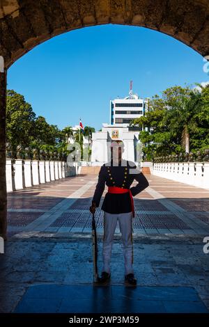 Une garde d'honneur à la Puerta del Conde dans le mur défensif autour de la ville coloniale de Santo Domingo, République dominicaine. La porte est l'entrée t Banque D'Images