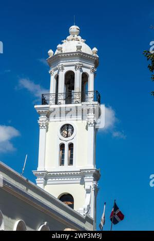 La tour de l'horloge de l'Ayuntamiento ou Palacio Consistorial dans la ville coloniale de Santo Domingo, République Dominicaine. C'était le premier hôtel de ville ou c Banque D'Images