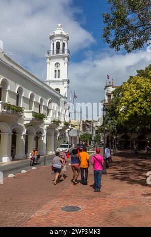 Les touristes se promènent le long de l'Ayuntamiento ou Palacio Consistorial dans la ville coloniale de Santo Domingo, en République dominicaine. C'était sa première mairie Banque D'Images