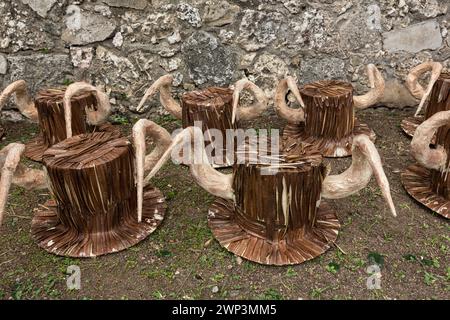 Chapeaux à cornes dans le cadre des costumes pour le défilé du carnaval des jeunes dans le secteur colonial de Saint-Domingue, République dominicaine. Patrimoine mondial de l'UNESCO Banque D'Images