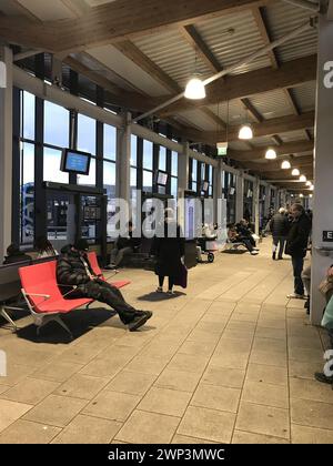 Les gens attendent à l'intérieur de la nouvelle gare routière centrale de Lincoln. Lincolnshire, Banque D'Images