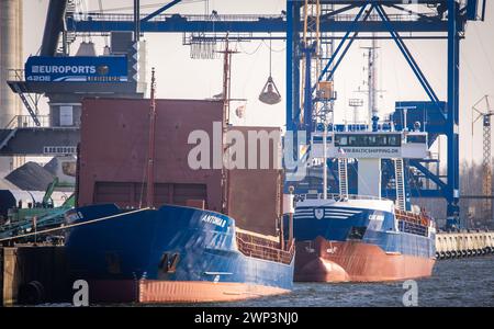 Rostock, Allemagne. 29 février 2024. Deux sous-verres sont chargés de marchandises en vrac au port d'outre-mer de Rostock Port. L'Office fédéral de la statistique fournit des informations sur les chiffres actuels des exportations en janvier 2024. Crédit : Jens Büttner/dpa/Alamy Live News Banque D'Images