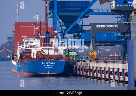 Rostock, Allemagne. 29 février 2024. Deux sous-verres sont chargés de marchandises en vrac au port d'outre-mer de Rostock Port. L'Office fédéral de la statistique fournit des informations sur les chiffres actuels des exportations en janvier 2024. Crédit : Jens Büttner/dpa/Alamy Live News Banque D'Images