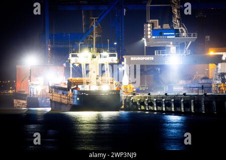 Rostock, Allemagne. 29 février 2024. Deux sous-verres sont chargés de marchandises en vrac au port d'outre-mer de Rostock Port tard dans la soirée. L'Office fédéral de la statistique fournit des informations sur les chiffres actuels des exportations en janvier 2024. Crédit : Jens Büttner/dpa/Alamy Live News Banque D'Images