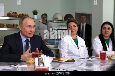 Solnechnodolsk, Russie. 05 mars 2024. Le président russe Vladimir Poutine, à gauche, s’entretient avec le personnel des serres robotisées de Solnechny Dar lors d’une pause thé, le 5 mars 2024 à Solnechnodolsk, territoire de Stavropol, Russie. Crédit : Mikhail Metzel/Kremlin Pool/Alamy Live News Banque D'Images