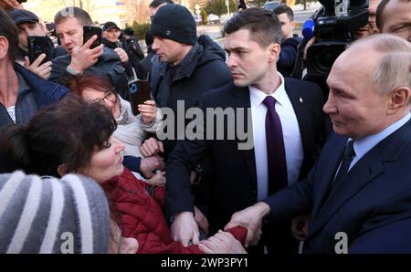 Solnechnodolsk, Russie. 05 mars 2024. Le président russe Vladimir Poutine, à droite, salue les habitants après une visite des serres de Solnechny Dar, le 5 mars 2024 à Solnechnodolsk, territoire de Stavropol, Russie. Crédit : Mikhail Metzel/Kremlin Pool/Alamy Live News Banque D'Images