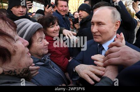 Solnechnodolsk, Russie. 05 mars 2024. Le président russe Vladimir Poutine, à droite, salue les habitants après une visite des serres de Solnechny Dar, le 5 mars 2024 à Solnechnodolsk, territoire de Stavropol, Russie. Crédit : Mikhail Metzel/Kremlin Pool/Alamy Live News Banque D'Images