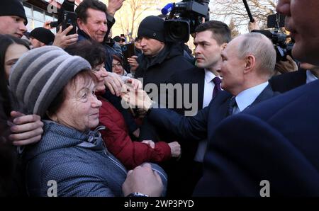 Solnechnodolsk, Russie. 05 mars 2024. Le président russe Vladimir Poutine, à droite, serre la main aux habitants après une visite des serres de Solnechny Dar, le 5 mars 2024 à Solnechnodolsk, territoire de Stavropol, Russie. Crédit : Mikhail Metzel/Kremlin Pool/Alamy Live News Banque D'Images