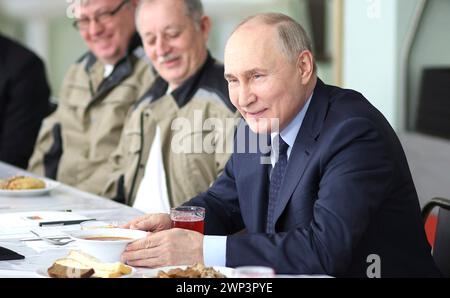 Solnechnodolsk, Russie. 05 mars 2024. Le président russe Vladimir Poutine, à droite, s’entretient avec le personnel des serres robotisées de Solnechny Dar lors d’une pause thé, le 5 mars 2024 à Solnechnodolsk, territoire de Stavropol, Russie. Crédit : Mikhail Metzel/Kremlin Pool/Alamy Live News Banque D'Images