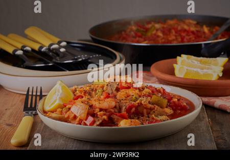 Poulet Cashun et crevettes avec riz dans une sauce tomate. Banque D'Images