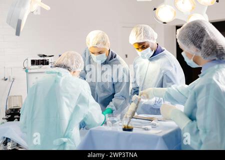 Groupe de médecins pratiquant la chirurgie à l'hôpital. Banque D'Images