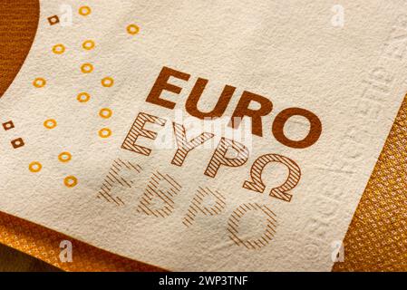 Gros plan sur le logo de l'inscription EURO sur le billet de cinquante euros. Concept d'économie et de finance Banque D'Images