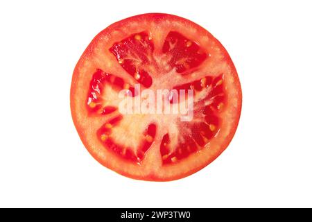 Vue supérieure de tranche de tomate isolée sur blanc. Ingrédient de remplissage pour sandwich. Légume juteux pour hamburger. Fruit charné avec de petites cavités de graines. Banque D'Images