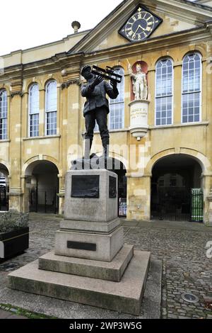 La statue de Charles Stewart Rolls devant Shire Hall, ville de Monmouth, Monmouthshire, pays de Galles, Royaume-Uni Banque D'Images