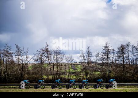 Auxerre, France. 05 mars 2024. Les coureurs d'Astana Qazaqstan photographiés en action lors de la troisième étape de la course cycliste Paris-Nice de huit jours par étapes, un contre-la-montre par équipes de 26 km au départ et à destination d'Auxerre, France, mardi 05 mars 2024. BELGA PHOTO JASPER JACOBS crédit : Belga News Agency/Alamy Live News Banque D'Images