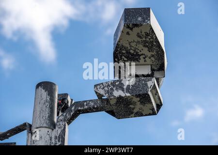West Drayton, Royaume-Uni. 4 mars 2024. Une caméra vandalisée ULEZ Ultra Low Emission zone pulvérisée avec ce qui ressemble à du plâtre empêche l'objectif de la caméra d'enregistrer des conducteurs non conformes à West Drayton. Crédit : Maureen McLean/Alamy Live News Banque D'Images