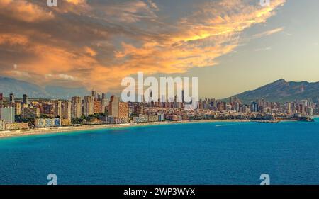 BENIDORM, ESPAGNE-14 AOÛT 2020 : vue panoramique sur les gratte-ciels de la ville depuis le Tossal de la Cala, une colline située près de la plage de Poniente et de Finestra Banque D'Images