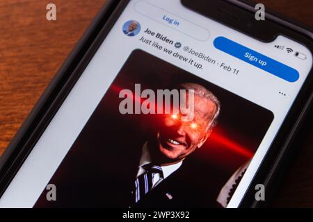 Un post “Just Like We Drew It Up.” Avec l'iconique Joe Biden avec des yeux rouges brillants photo sur X app (anciennement Twitter), vu dans un iPhone Banque D'Images