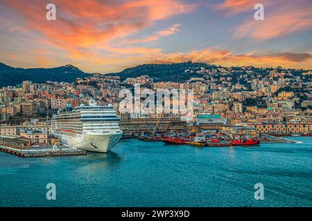 GÊNES, ITALIE - 21 MARS 2021 : le port de Gênes en soirée avec bateaux, yachts et bateaux de croisière. Banque D'Images