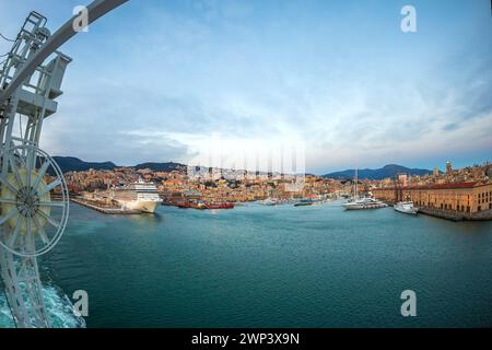 GÊNES, ITALIE - 21 MARS 2021 : le port de Gênes en soirée avec bateaux, yachts et bateaux de croisière. Banque D'Images