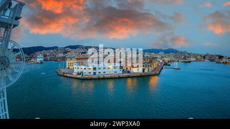 GÊNES, ITALIE - 21 MARS 2021 : le port de Gênes en soirée avec bateaux, yachts et bateaux de croisière. Banque D'Images