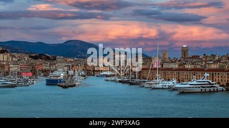 GÊNES, LIGURIE, ITALIE - 21 MARS 2021 : le port de Gênes en soirée avec bateaux, yachts et bateaux de croisière. Banque D'Images