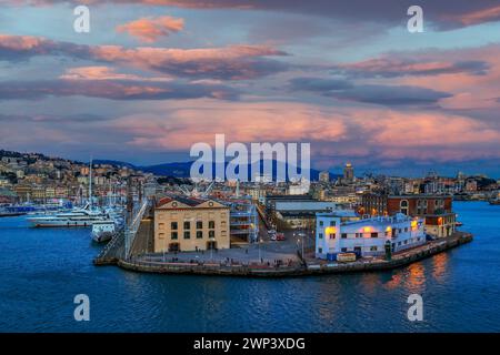 GÊNES, ITALIE - 21 MARS 2021 : le port de Gênes en soirée avec bateaux, yachts et bateaux de croisière. Banque D'Images