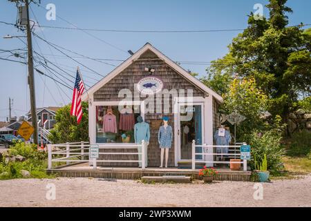 Menemsha, Chilmark, Martha's Vineyard, Massachusetts, États-Unis-20 juillet 2023 : magasin de vêtements dans un village de pêcheurs emblématique. Banque D'Images