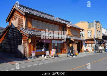 KAWAGOE, JAPON – 21 nov 2023- vue d'une journée sur une rue de Kawagoe, ville château de la période Edo au nord-ouest de Tokyo, Japon. Banque D'Images