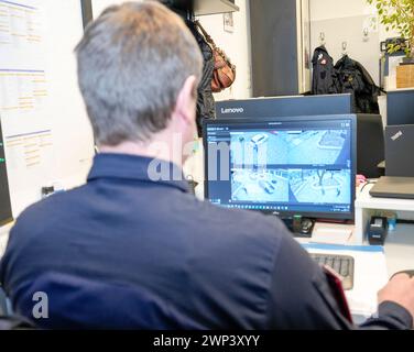 AUT - OESTERREICH, 2024-02-11 : SICHERHEIT PORTRAIT - VIDEOUEBERWACHUNG IN DER STADT WOERGL : BILDER AUS DER ERSTEN UEBERWACHUNGSKAMERA AUF DEM PC DER STADTPOLIZEI WOERGL - HIER MIT KOMMANDANT HANNES NÖCHLER *** AUT OESTERREICH, 2024 02 11 VIDÉOSURVEILLANCE PORTRAIT DE SÉCURITÉ DANS LA VILLE DE WOERGL PHOTOS DE LA PREMIÈRE CAMÉRA DE SURVEILLANCE SUR LE PC DE LA POLICE DE LA VILLE DE WOERGL ICI AVEC LE COMMANDANT HANNES NÖCHLER Banque D'Images