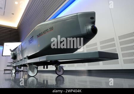 Schrobenhausen, Allemagne. 05 mars 2024. Exposition d'un missile de croisière Taurus KEPD 350 dans le showroom de la société de défense MBDA. Crédit : Karl-Josef Hildenbrand/dpa/Alamy Live News Banque D'Images