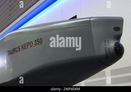 Schrobenhausen, Allemagne. 05 mars 2024. Exposition d'un missile de croisière Taurus KEPD 350 dans le showroom de la société de défense MBDA. Crédit : Karl-Josef Hildenbrand/dpa/Alamy Live News Banque D'Images