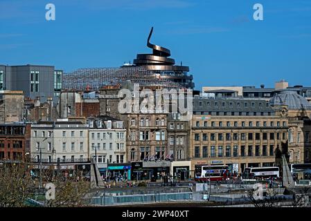 Très grande quantité d'échafaudages érigés sur New Register House, à côté de l'hôtel W à l'extrémité est de Princes Street, Édimbourg, Écosse, Royaume-Uni. Banque D'Images