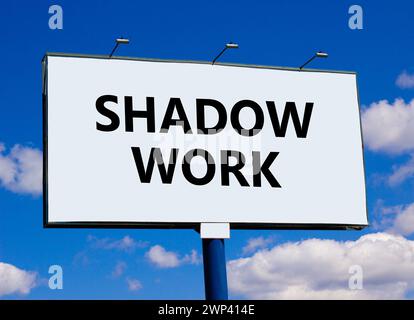 Symbole de psychologie du travail d'ombre. Mots conceptuels Shadow travail sur un beau panneau d'affichage blanc. Beau fond bleu ciel blanc nuage. L'ombre de psychologie WO Banque D'Images
