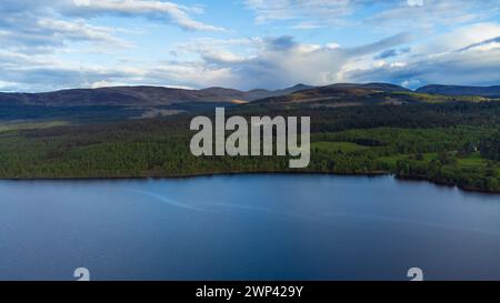 Vue aérienne du Loch Tummel regardant vers le nord au-dessus du loch dans les Highlands écossais d'Écosse Royaume-Uni Banque D'Images