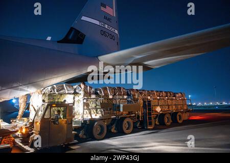 Lieu non divulgué, États-Unis. 5 mars 2024. Les aviateurs de l'US Air Force et les soldats de l'US Army chargent des palettes d'aide humanitaire à bord d'un avion C-30J Super Hercules à un endroit non divulgué dans la zone de responsabilité des commandements centraux des États-Unis, le 5 mars 2024. La variante C-130J est spécialement conçue pour prendre en charge les opérations avancées de largage aérien. (Crédit image : © U.S. Air Force/ZUMA Press Wire) USAGE ÉDITORIAL SEULEMENT! Non destiné à UN USAGE commercial ! Banque D'Images