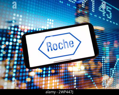 Pologne. 03 janvier 2024. Dans cette illustration photo, le logo de la société Roche est affiché sur un écran de smartphone. (Photo de Piotr SWAT/SOPA images/SIPA USA) *** strictement à des fins éditoriales *** crédit : SIPA USA/Alamy Live News Banque D'Images