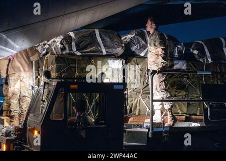 Lieu non divulgué, États-Unis. 5 mars 2024. Des aviateurs de l'US Air Force et des soldats de l'US Army chargent des palettes d'aide humanitaire sur un C-130J Super Hercules dans la zone de responsabilité du commandement central des États-Unis, le 5 mars 2024. L’aide humanitaire consiste en près de 36 800 repas destinés aux civils de Gaza touchés par le conflit en cours dans la région. (Crédit image : © U.S. Air Force/ZUMA Press Wire) USAGE ÉDITORIAL SEULEMENT! Non destiné à UN USAGE commercial ! Banque D'Images