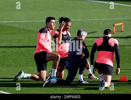 Stade Etihad, Manchester, Royaume-Uni. 5 mars 2024. Conférence de presse avant le match de l'UEFA Champions League contre Copenhague à Manchester, en Angleterre. Rodri et Nathan Ake, joueurs de Manchester City, se préparent pour la manche de demain de la Ligue des Champions de 16e manche contre le FC Copenhague du Danemark crédit : action plus Sports/Alamy Live News Banque D'Images