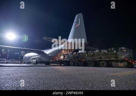 Lieu non divulgué, États-Unis. 5 mars 2024. Un C-130J Super Hercules de l’armée de l’air américaine déployé dans un endroit non divulgué dans la zone de responsabilité du Commandement central des États-Unis, est chargé d’aide humanitaire destinée à un largage aérien au-dessus de Gaza, le 5 mars 2024. La formation américaine devrait larguer plus de 60 palettes d'aide humanitaire, comprenant des secours en nourriture et en eau, pour fournir une source de subsistance aux civils touchés par le conflit en cours. (Crédit image : © U.S. Air Force/ZUMA Press Wire) USAGE ÉDITORIAL SEULEMENT! Non destiné à UN USAGE commercial ! Banque D'Images