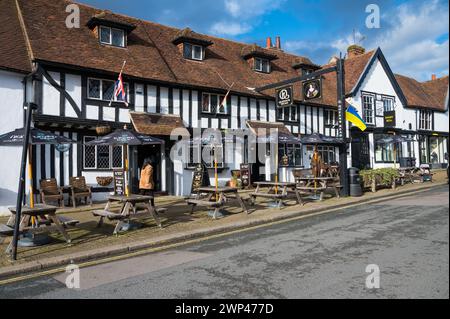 Extérieur du Queens Head un pub à ossature de bois classé Grade II sur High Street, Pinner, Middlesex, Angleterre, Royaume-Uni Banque D'Images