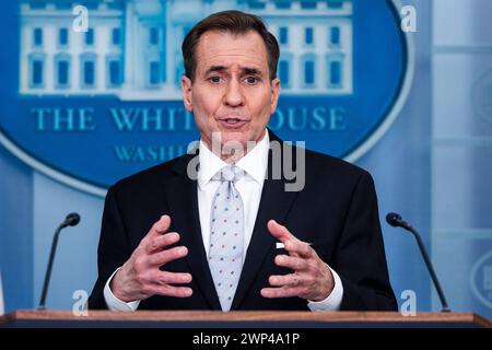 Washington, États-Unis. 05 mars 2024. John Kirby, porte-parole de la Maison Blanche sur la sécurité nationale, répond aux questions des journalistes dans la salle de conférence de presse de la Maison Blanche à Washington, DC, États-Unis, le 5 mars 2024. Kirby a parlé des largages américains de nourriture dans Gaza, ainsi que de la nécessité de plus d'aide américaine en Ukraine. Crédit : Abaca Press/Alamy Live News Banque D'Images