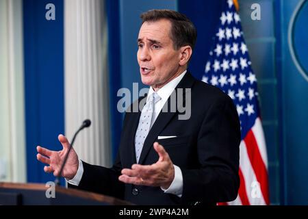 Washington, États-Unis. 05 mars 2024. John Kirby, porte-parole de la Maison Blanche sur la sécurité nationale, répond aux questions des journalistes dans la salle de conférence de presse de la Maison Blanche à Washington, DC, États-Unis, le 5 mars 2024. Kirby a parlé des largages américains de nourriture dans Gaza, ainsi que de la nécessité de plus d'aide américaine en Ukraine. Crédit : Abaca Press/Alamy Live News Banque D'Images